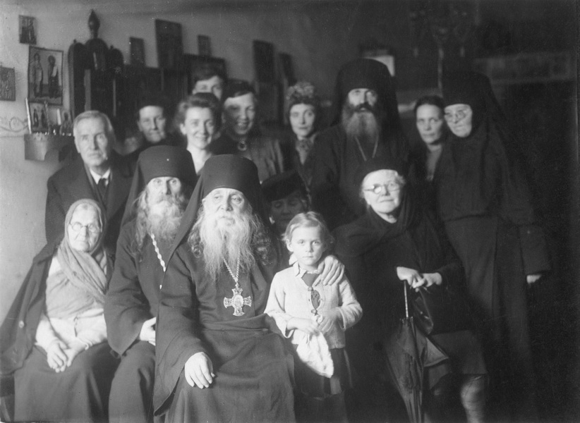 h14-l-equipe-de-la-paroisse-autour-du-metropolite-seraphin-(loukianov)-en-1946 h14-l-equipe-de-la-paroisse-autour-du-metropolite-seraphin-(loukianov)-en-1946