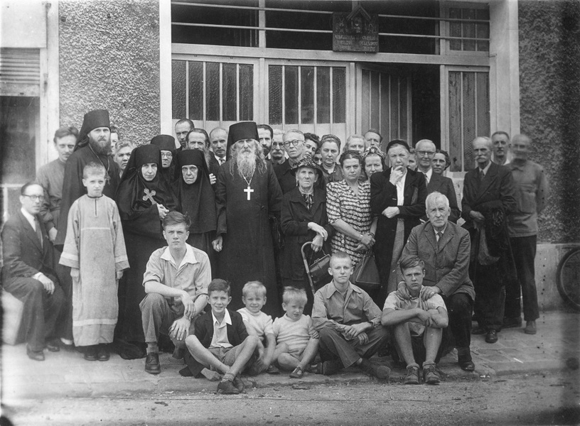 h15-la-paroisse-au-moment-du-depart-de-pere-stephane-(svetozarov)-en-russie-en-1947 h15-la-paroisse-au-moment-du-depart-de-pere-stephane-(svetozarov)-en-russie-en-1947