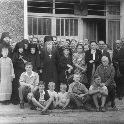 h15-la-paroisse-au-moment-du-depart-de-pere-stephane-(svetozarov)-en-russie-en-1947