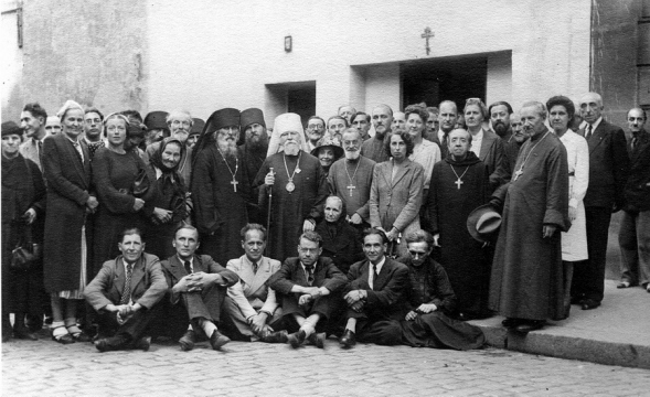 Figure-4-1945-Ceremonies-de-la-reunification-Photo-de-groupe-devant-l-eglise-des-Trois-Saints-Docteurs