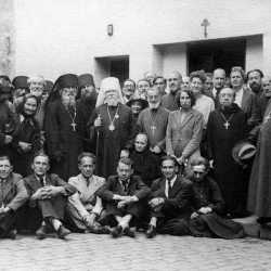 Figure-4-1945-Ceremonies-de-la-reunification-Photo-de-groupe-devant-l-eglise-des-Trois-Saints-Docteurs